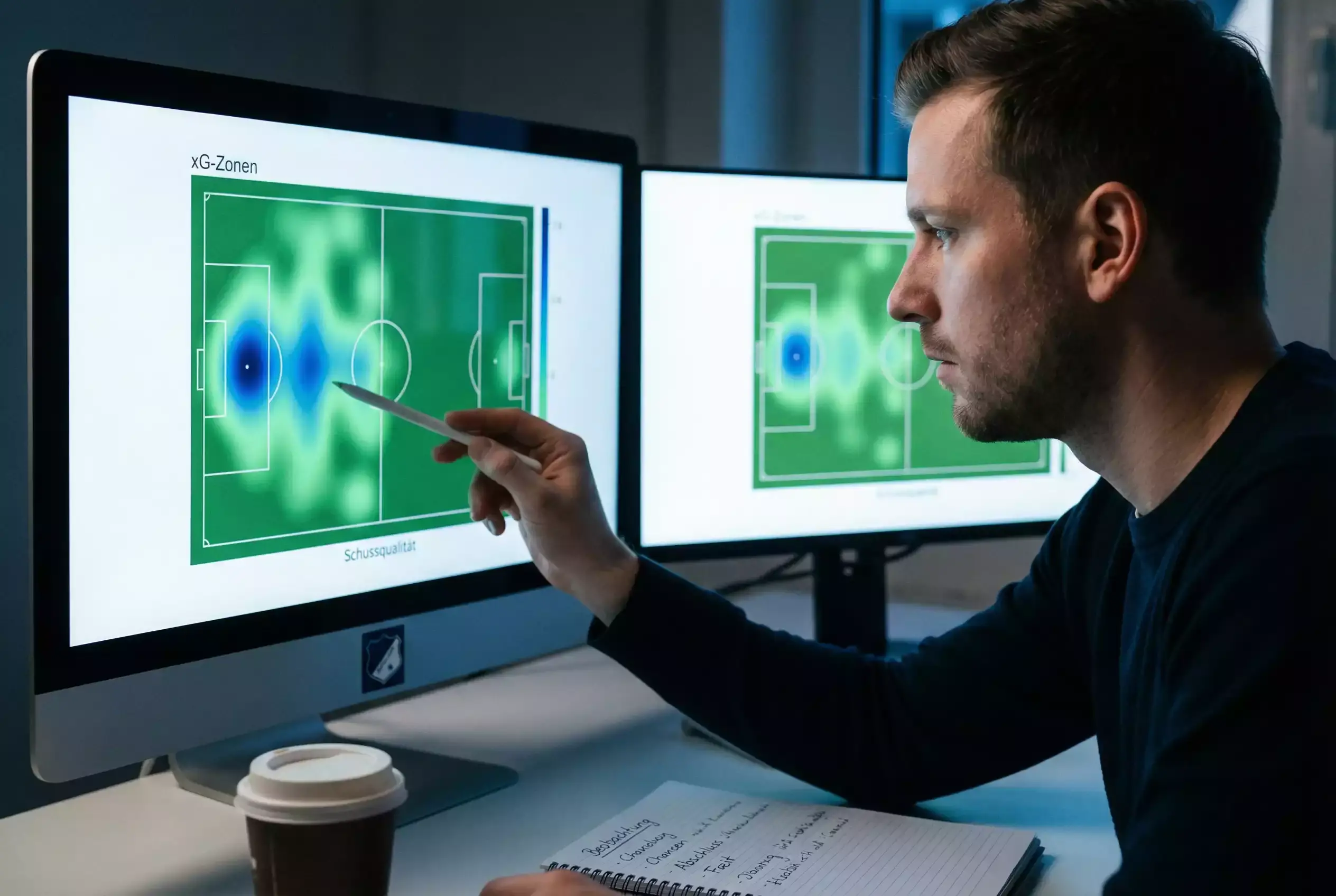 Datenanalyst wertet Bundesliga-xG-Statistiken auf einem Monitor aus