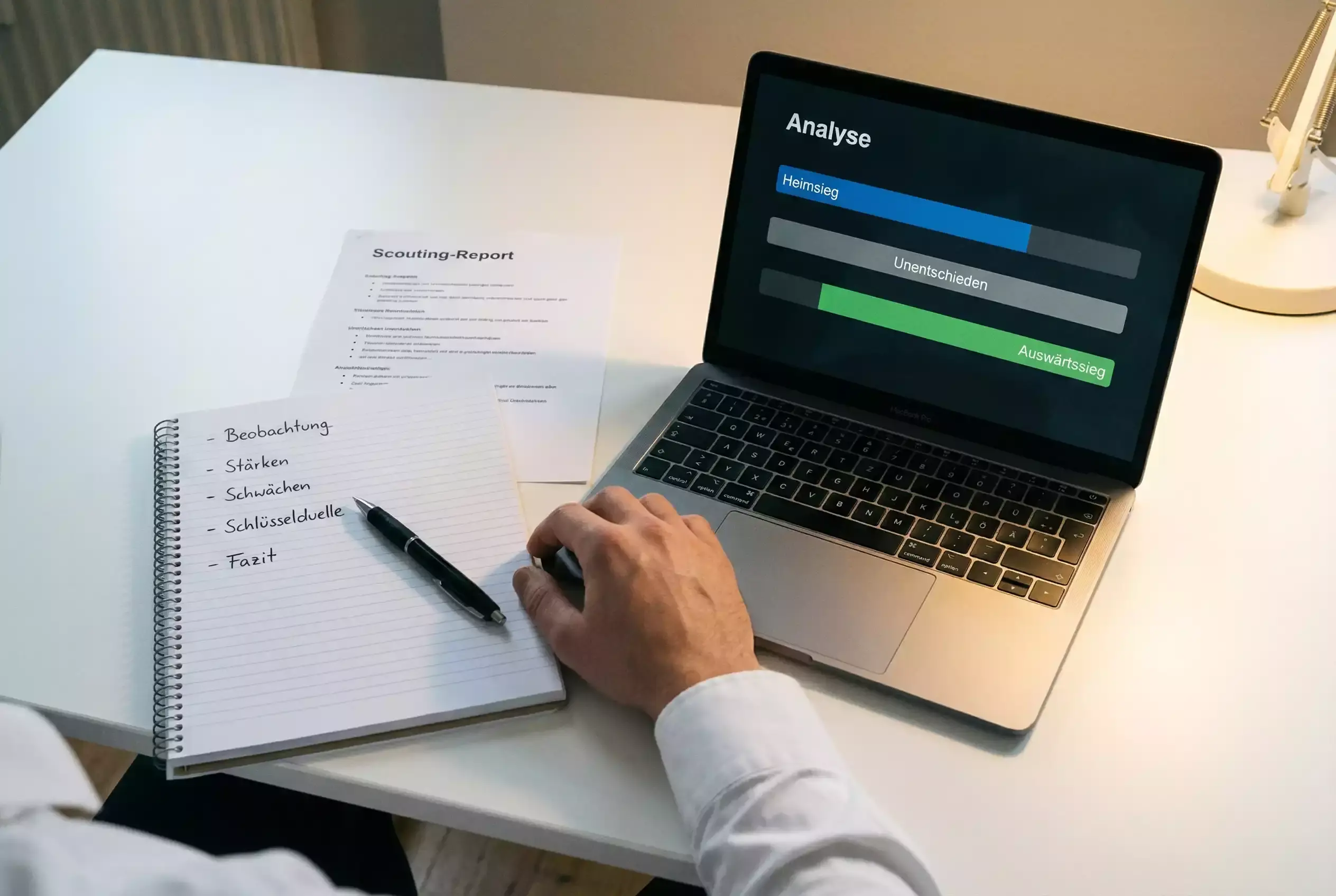 Sportanalyst vergleicht KI-Prognosen mit handschriftlichen Notizen am Schreibtisch